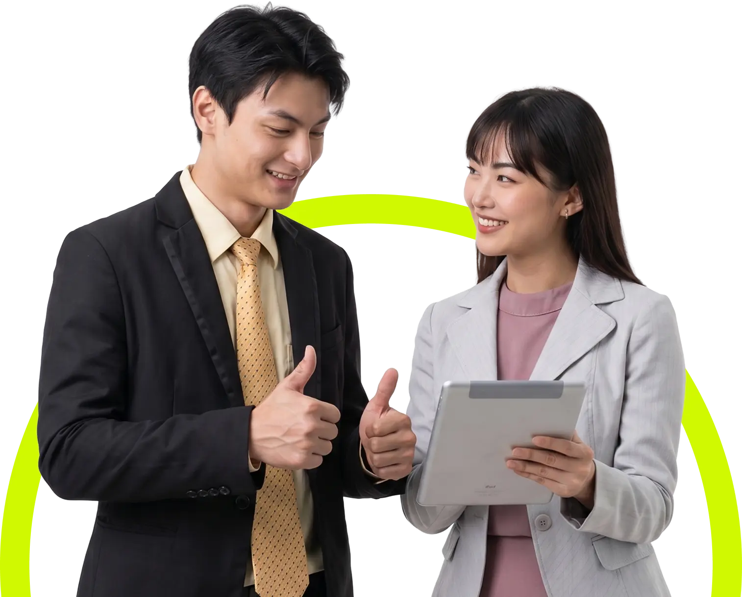 Pria dan wanita menunjukkan aplikasi trading HSB Investasi untuk program influencer